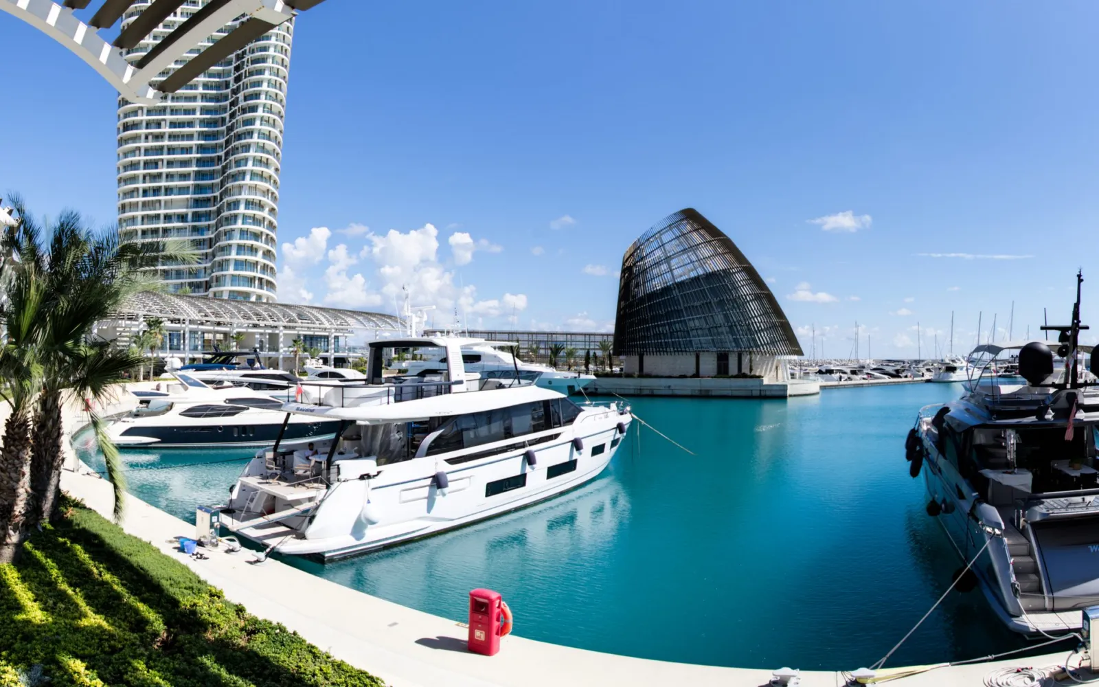 Yachten im Hafenbecken der Ayia Napa Marina mit ihren geschwungenen Türmen, Zypern.