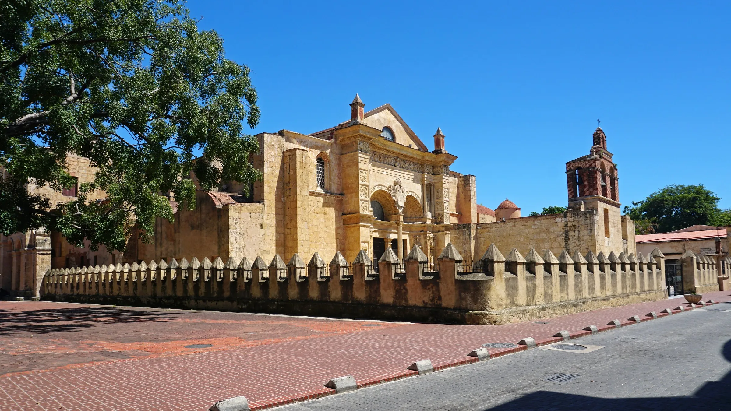 Die Catedral Primada de América mit Zinnenmauer und Glockenturm in der Zona Colonial von Santo Domingo.