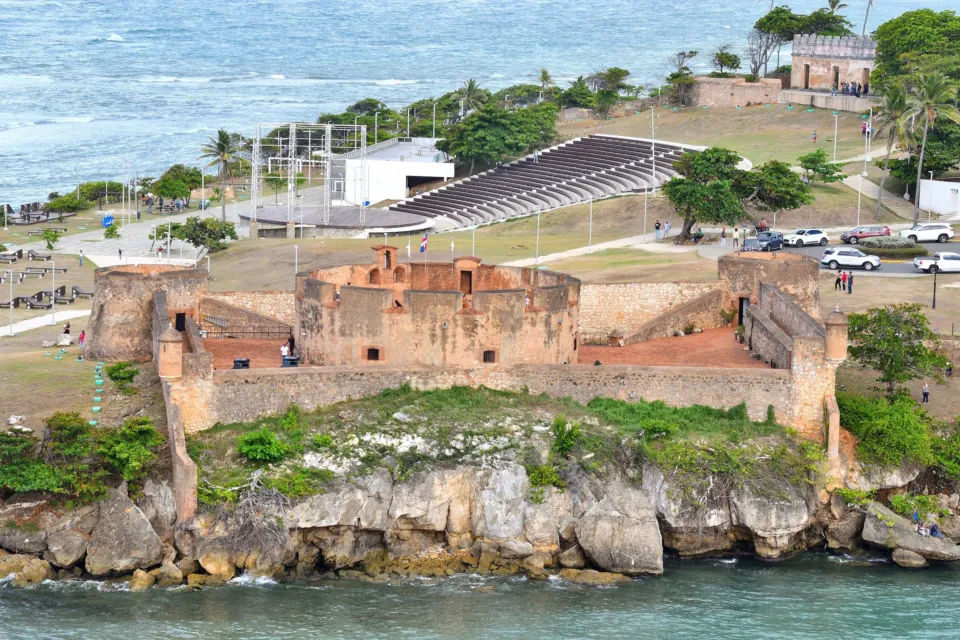 Die Festung San Felipe auf den Klippen am Malecón von Puerto Plata, von oben gesehen.