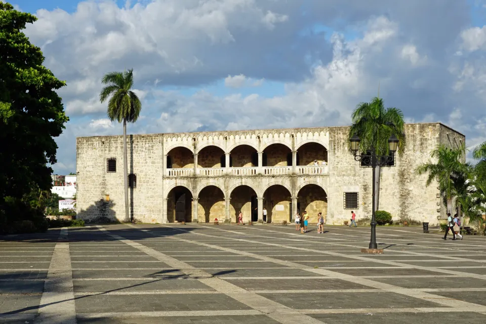 Der Alcázar de Colón an der Plaza de España in der Zona Colonial von Santo Domingo.